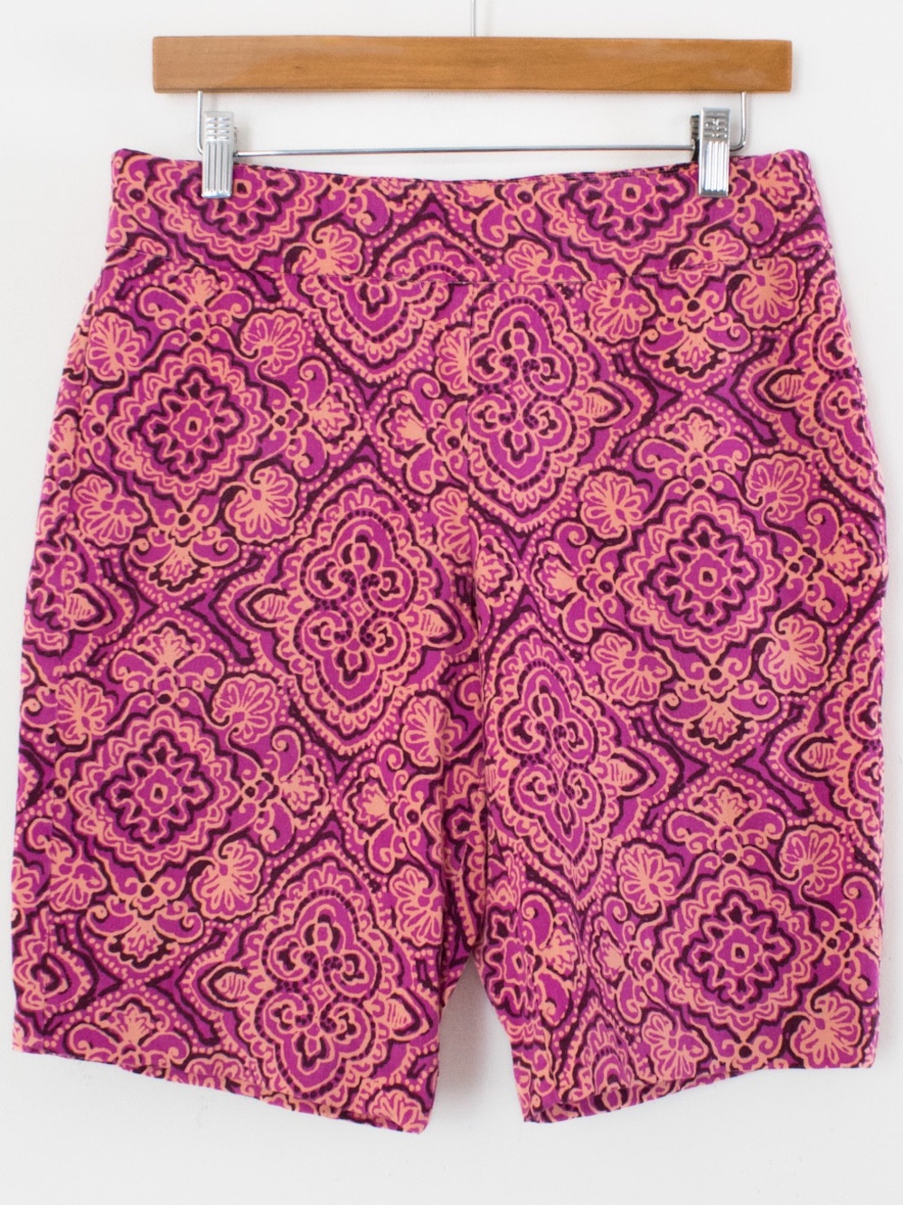 Chico’s So Slimming “Brigitte” Peach & Pink Bermuda Shorts | Size 0.5 (6)